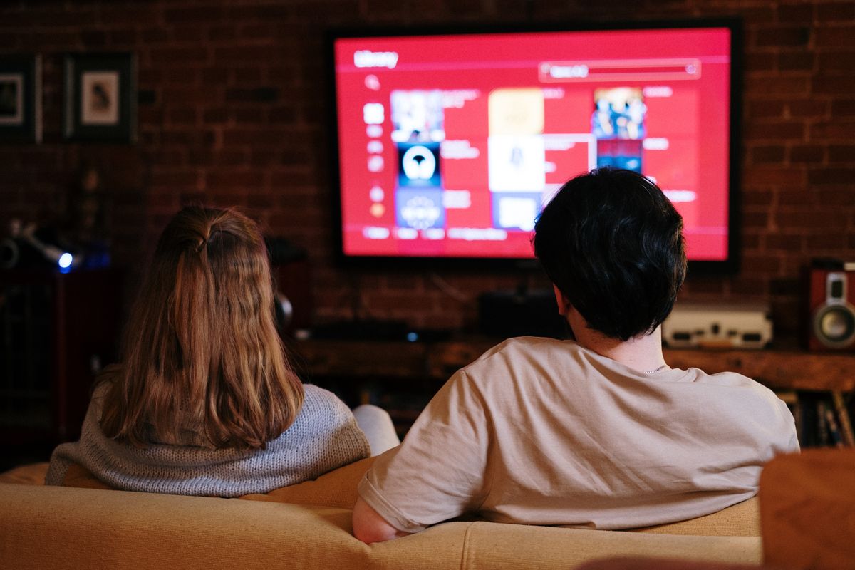 Smartphone Android 16 affichant des applications OTT et IPTV en streaming 4K